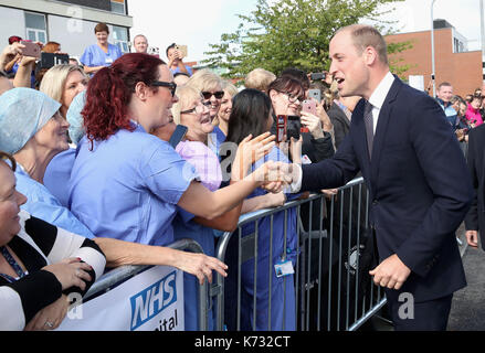 Der Herzog von Cambridge erfüllt das Krankenhauspersonal bei seinem Besuch in Aintree University Hospital, wo er offiziell die neue Urgent Care und Trauma Center eröffnet. Stockfoto