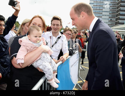 Der Herzog von Cambridge trifft auf Mitglieder der Öffentlichkeit bei seinem Besuch in Aintree University Hospital, wo er offiziell die neue Urgent Care und Trauma Center eröffnet. Stockfoto