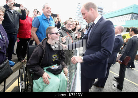 Der Herzog von Cambridge trifft Katie Daley bei seinem Besuch in Aintree University Hospital, wo er offiziell die neue Urgent Care und Trauma Center eröffnet. Stockfoto