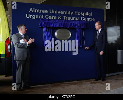 Der Herzog von Cambridge (rechts) öffnet die neue Urgent Care und Trauma Center bei seinem Besuch in Aintree University Hospital. Stockfoto