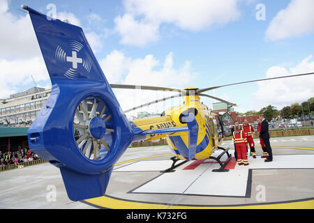 Der Herzog von Cambridge trifft Air Ambulance Personal bei seinem Besuch in Aintree University Hospital, wo er offiziell die neue Urgent Care und Trauma Center eröffnet. Stockfoto