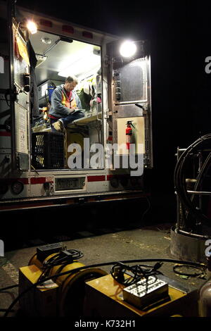 Public Utility Besatzungen arbeiten während der Nacht macht und andere Dienstprogramme Manhattan im Gefolge von Hurrikan Sandy in New York, Ne zu senken Wiederherstellen Stockfoto
