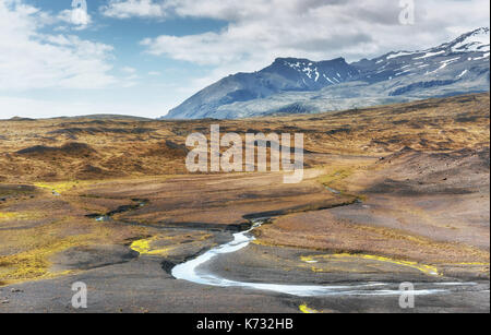 Die wunderschöne Landschaft der Berge und Flüsse in Island. Stockfoto