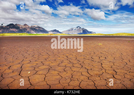 Die wunderschöne Landschaft der Berge und Flüsse in Island. Stockfoto