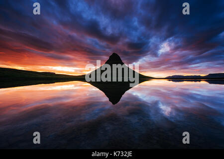 Den malerischen Sonnenuntergang über Landschaften und Wasserfällen. Kirkjufell Berg, Island Stockfoto
