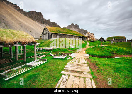 Traditionelle Wikingerdorf. Holzhäuser in der Nähe der Berg ersten Siedlungen in Island. Stockfoto