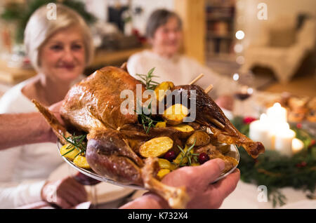 Familie Weihnachten zu feiern. Gebratener Truthahn auf Fach. Stockfoto