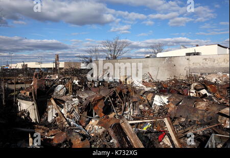 Ausgebrannte Gebäude und Rückstände in der Nachmahd des Hurrikans Sandy in der rockaways, New York City, New York, am 4. November 2012. Stockfoto