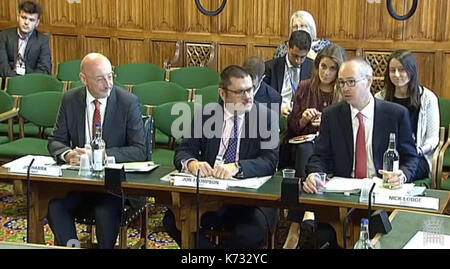 (Zu Recht) Generaldirektor Kundenstrategie Jim Harra, Chief Executive und Staatssekretär Jon Thompson mit Generaldirektor Transformation HM Einnahmen und Zoll Nick Lodge links geben Hinweise an die Staatskasse Select Committee an der Houses of Parliament, London zum Thema hmrc Jahresbericht und Rechnungslegung. Stockfoto