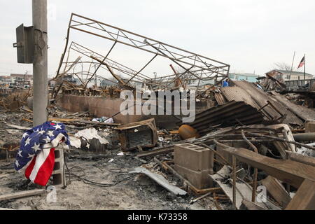 Ausgebrannte Gebäude und Rückstände in der Nachmahd des Hurrikans Sandy in Breezy Point, New York City, New York, am 11. November 2012. Stockfoto