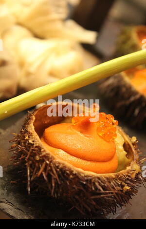 Seeigel serviert mit Orange Mousse und Kaviar in einer Bar in San Sebastian. Stockfoto