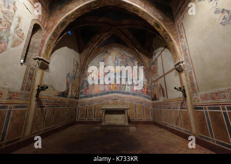 Großes Fresko mit Christus in der Herrlichkeit, Jungfrau und 12 Apostel von Cenni di Francesco, um 1413. Kirche von San Lorenzo in Ponte, San Gimignano, Italien Stockfoto