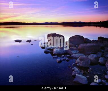 Ein Blick auf den Sonnenuntergang über dem großen Teich, Maine, USA Stockfoto