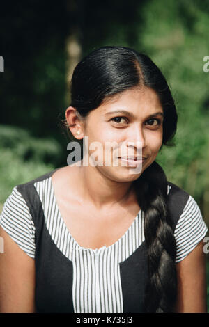 NUWARA ELIYA, SRI LANKA - Januar 25, 2015: Nicht identifizierte Frau von Nuwara Eliya in Sri Lanka. Bezirk Nuwara Eliya haben Bevölkerung von mehr als 700. Stockfoto