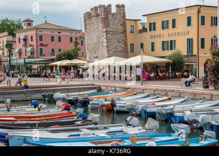 Stadt und Hafen von Bardolino am Gardasee, Italien Stockfoto