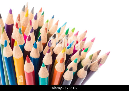Der farbstifte auf weißem Hintergrund schließen. Viele Buntstifte. kunst hintergrund Stockfoto