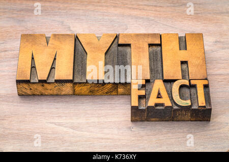 Mythos und Wirklichkeit Wort Zusammenfassung im Buchdruck Holz Art Klischees gegen gemasertem Holz Stockfoto