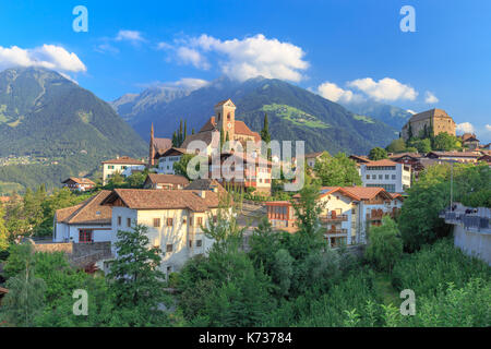 Alpine Dorf Schenna im Sommer Stockfoto