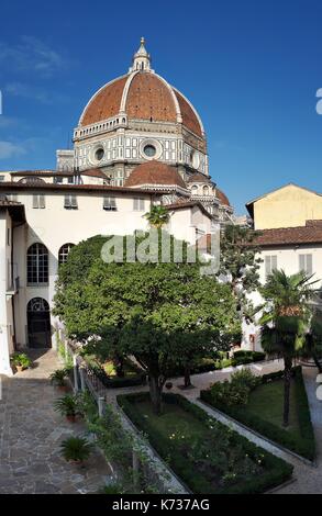Schöne Aussicht auf den Dom Santa Maria del Fiore aus einem Garten im Zentrum von Florenz, Italien. Stockfoto