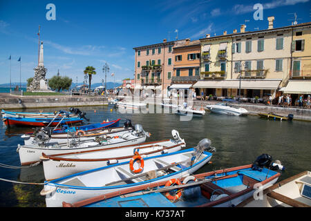 Lakeside Stadt und Hafen von Lazise, Gardasee, Venetien, Italien Stockfoto