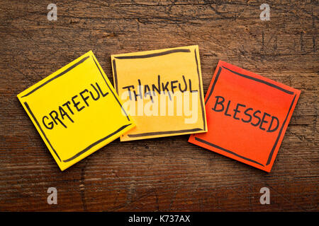 Dankbar, dankbar, geistliche Worte - Handschrift in schwarzer Tinte auf Haftnotizen gegen rustikalen, mit Holz gesegnet Stockfoto