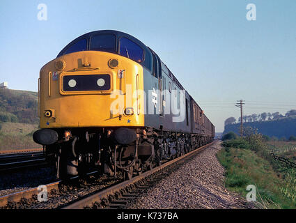 Class 40 Lokomotive auf 3S 35 14:11 London Kings Cross - Edinburgh Parcel Zug in den 80er Jahren Stockfoto