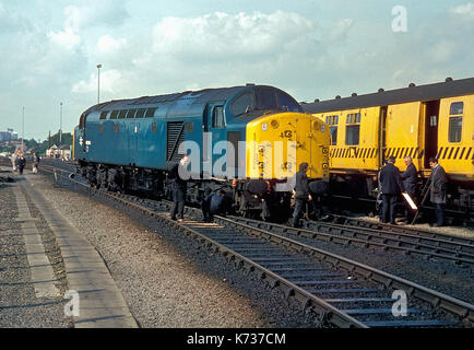 Class 40 Lokomotive bei York Motive Power Depot 1980 entgleist Stockfoto