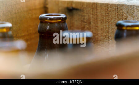 Altes Bier Flaschen in Holzkiste auf Anzeige außen ein Geschäft. Stockfoto