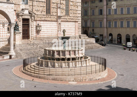 Die Fontana Maggiore, einem monumentalen mittelalterlichen Brunnen, das Wahrzeichen von Perugia - Umbrien, Italien Stockfoto