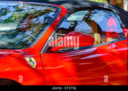 Roten Ferrari F430 Spider Sportwagen auf der Straße in den Hyde Park, Tampa, Florida, United States geparkt. Der Ferrari ist ein super Auto. Stockfoto