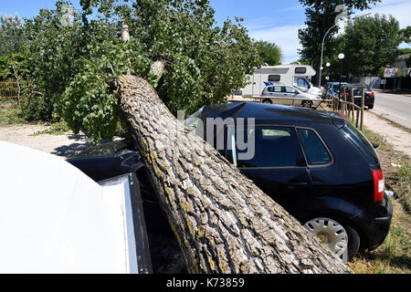 Auto Schäden nach Sturm tornado fallen nach unten Stockfoto