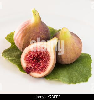 Frische Feigen isoliert auf weißem Hintergrund. Stockfoto