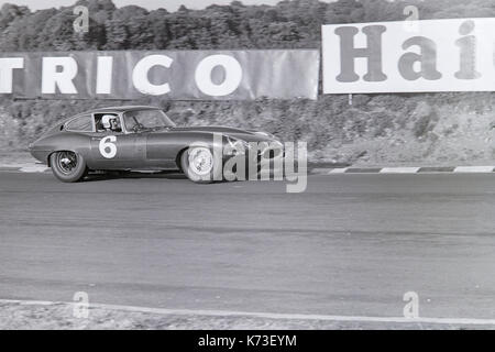 Jaguar E-Type das Rennen in Brands Hatch Rennstrecke in England während der 60er Jahre. Stockfoto