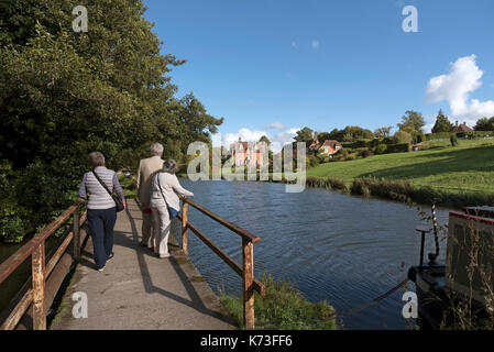 Kennet and Avon Canal in Kintbury Berkshire England UK. September 2017. Menschen auf dem Leinpfad Stockfoto