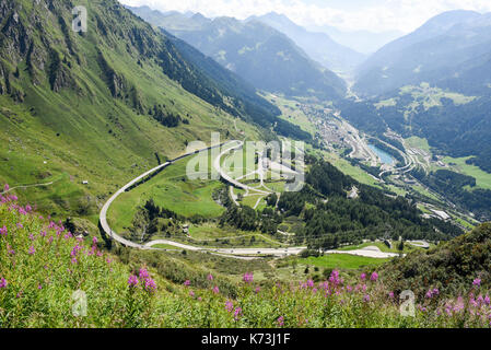 Alte Tremola Strasse, die nach St. Gotthard Pass auf die Schweizer Alpen führt Stockfoto