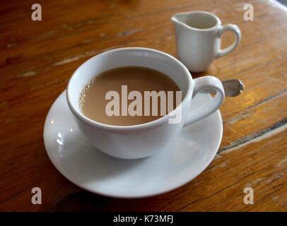 Tasse Tee mit Milch Stockfoto