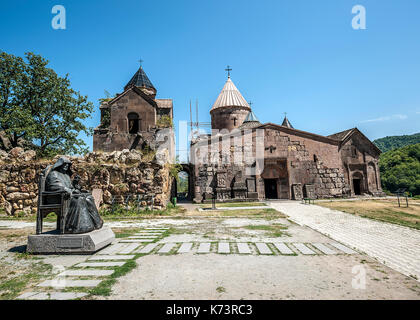 Armenien. Der Klosterkomplex goshavank. Außen mit ein Denkmal für den Gründer des Klosters Mkhtiar Gosh. Stockfoto