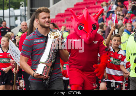 Steffan Hughes der Scarlets Rugby Team trägt den Pro 14 Trophy um Parc y Scarlets Stadion Stockfoto