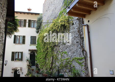 Blick auf den Gardasee - Detail Wandern in einer Stadt Stockfoto