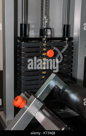 Nahaufnahme von Fitnessgeräten: Menge Gewicht auf Anheben der Maschine Stockfoto