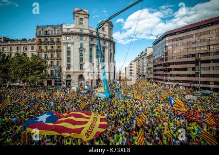 Barcelona, Spanien. 11. September 2017: Zehntausende von pro-unabhängigkeit Katalanen Füllen von Barcelona Passeig de Gracia wehenden Fahnen und riefen Slo Stockfoto