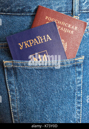 Russische und Ukrainische Pässe im Zurück jeans Tasche Stockfoto