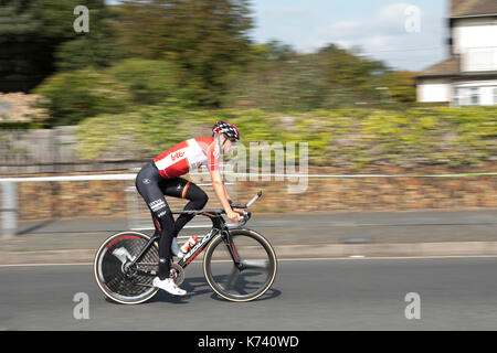 Radfahrer aus Lotto Soudal Cycling Team Aufwärmen vor Tour durch Großbritannien Radrennen 2017 Stufe 5 Clacton-on-Sea. UK. Stockfoto