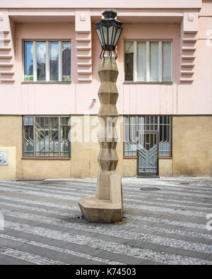 Prag. Der Tschechischen Republik. Kubistische Lamp Post, auf Jungmannovo náměstí, entworfen von tschechischen Architekten Emil Králíček (1877-1930), 1912-1913. Stockfoto