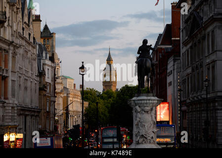 Blick hinunter nach Whitehall, London, in Richtung Big Ben, Elizabeth Tower am frühen Abend, der sich der Dämmerung nähert Stockfoto