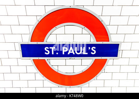 Londoner U-Zeichen, die Londoner U-Bahn St Paul's Sign, St Paul's U-Bahnstation, St Paul's U-Bahnstation, St Paul's London UK Stockfoto