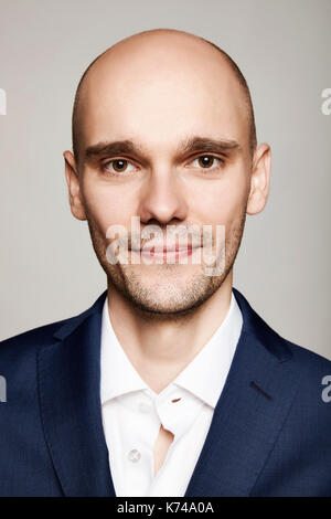 Nahaufnahme von einem jungen Mann in Anzug. Portrait auf grauem Hintergrund. Stockfoto