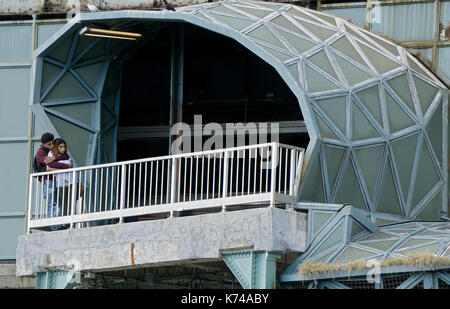 Ein romantisches Paar auf dem Balkon des Westens 8 Street erhöhten U-Bahn Station in Coney Island, Brooklyn, New York City. Stockfoto