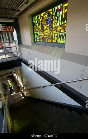 Foto der Treppe von 33. Straße Rawson Street Station Plattform entlang der erhöhten #7 Line in Long Island City, Queens, New York. Stockfoto