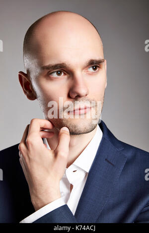 Nahaufnahme von nachdenklicher junger Mann in Anzug. Stockfoto